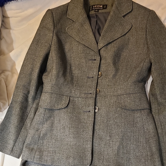 Skirt suit - Picture 3 of 3